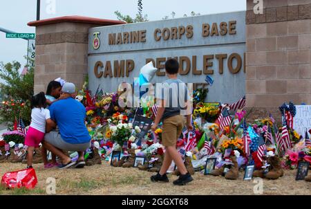 Oceanside, Californie, États-Unis. 31 août 2021. Neuf Marines et un marin basé à Camp Pendleton ont été parmi les 13 membres du service américain tués dans l'attaque de l'aéroport de Kaboul. Quatre des personnes tuées étaient des résidents de Californie. L'attaque la plus meurtrière contre les forces américaines en Afghanistan en 10 ans. Les amis et la famille se sont réunis pour laisser des fleurs et les honorer. Credit: Katrina Kochneva/ZUMA Wire/Alamy Live News Banque D'Images