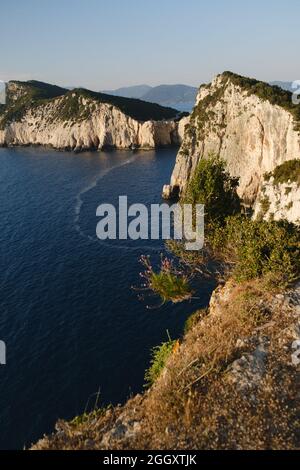 Paysage marin pittoresque avec falaises de pierre de l'île en arrière-plan. Banque D'Images