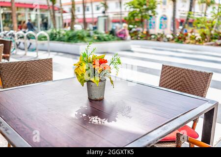 Miami Beach South Beach avec une table de restaurant-café extérieure et des fleurs dans un vase et un arrière-plan de Lincoln Road Banque D'Images