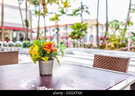 Miami Beach à South Beach City avec une vue rapprochée de la table de restauration du café extérieur et des fleurs dans un vase et un arrière-plan de la rue Lincoln Road Banque D'Images