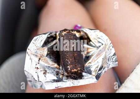 Storeacheta russe délicieux cheesecake bar ouvert et glacé enrobé de cacao emballé à la main de Russie manger Banque D'Images