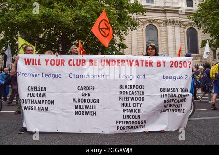 Londres, Royaume-Uni. 3 septembre 2021. Les manifestants tiennent une bannière avec des clubs de football qui devraient être sous l'eau d'ici 2050. Extinction les manifestants de la rébellion ont défilé dans la City de Londres, dans le cadre de leur campagne de deux semaines intitulée Impossible rébellion, qui a appelé le gouvernement britannique à agir de manière significative sur la crise climatique et écologique. (Crédit : Vuk Valcic / Alamy Live News) Banque D'Images