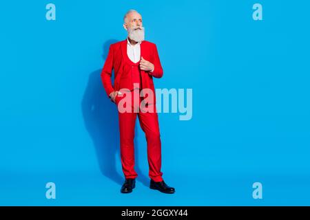 Photo pleine longueur d'un homme d'affaires âgé sérieux confiant main dans la poche aspect dandy vide espace isolé sur fond bleu de couleur Banque D'Images