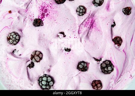 Crème glacée aux myrtilles avec fruits frais sur fond fermé Banque D'Images