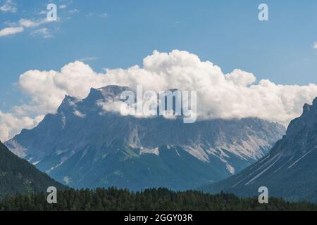 Vue sur la plus haute montagne d'Allemagne Zugspitze depuis le point d'observation du lac Blindsee Banque D'Images