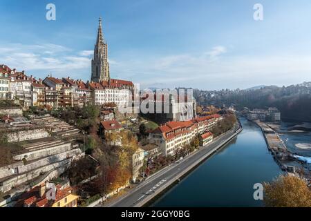 Vue sur Berne avec Berne Minster (cathédrale) et Aare - Berne, Suisse Banque D'Images