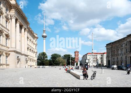 Berlin, Allemagne, 24 août 2021, vue panoramique du château de Berlin vers Alexanderplatz avec tour de télévision, hôtel de ville rouge et Académie de musique Hanns Eisler Banque D'Images