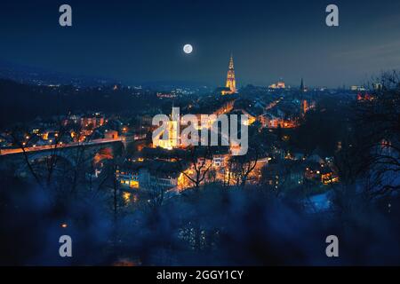 Vue éclairée de Berne la nuit avec une pleine lune - Berne, Suisse Banque D'Images