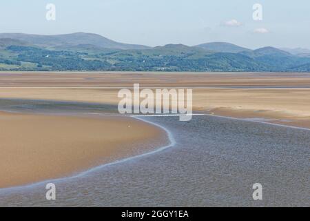 Le tunnel de Tuddon et le Lake District Fells vus de Dunnerholme, un promontoire en calcaire sur les rives de l'estuaire de Duddon Banque D'Images