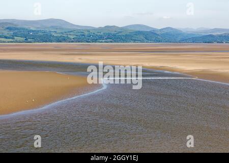 Le tunnel de Tuddon et le Lake District Fells vus de Dunnerholme, un promontoire en calcaire sur les rives de l'estuaire de Duddon Banque D'Images