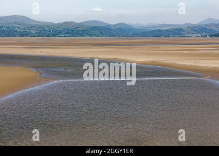 Le tunnel de Tuddon et le Lake District Fells vus de Dunnerholme, un promontoire en calcaire sur les rives de l'estuaire de Duddon Banque D'Images