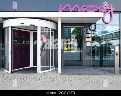 Berlin, Allemagne, 27 août 2021, entrée à l'hôtel Moxy am Ostbahnhof Banque D'Images