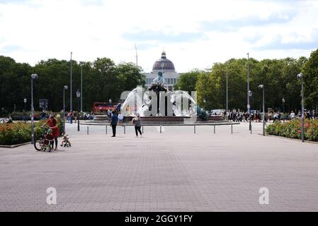 Berlin, Allemagne 24 août 2021, Fontaine de Neptune avec le dôme du château de Berlin en arrière-plan Banque D'Images