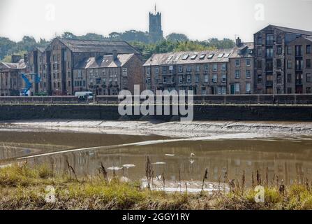 Le Lune Tidal Bore passant par St George's Quay à Lancaster, autrefois le cœur du port de Lancaster Banque D'Images