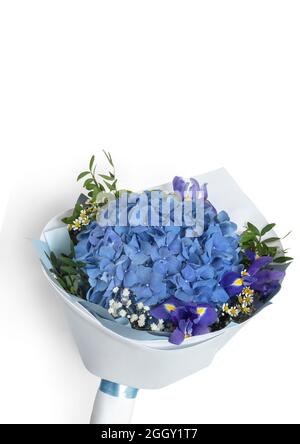 Sur fond blanc, un magnifique bouquet de fleurs fraîches d'hortensia bleu et d'iris. Vue de face, orientation verticale, espace de copie Banque D'Images