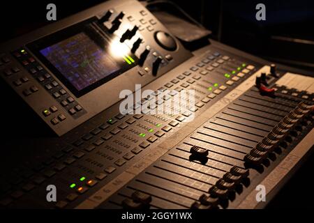 prise de vue ambiante d'un dispositif de mixage audio numérique moderne pour un mixage audio professionnel dans une salle de concert, dans un éclairage partiel faible Banque D'Images