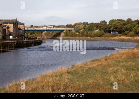 Le Lune Tidal Bore passant par St George's Quay à Lancaster, autrefois le cœur du port de Lancaster Banque D'Images