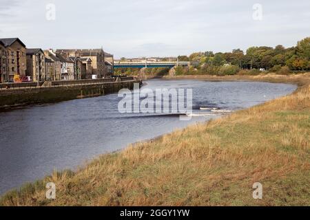 Le Lune Tidal Bore passant par St George's Quay à Lancaster, autrefois le cœur du port de Lancaster Banque D'Images