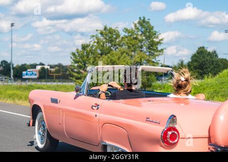 Culpeper, États-Unis - 30 août 2020 : route 29 en Virginie avec des gens en voiture Thunderbird d'époque rose assis à l'intérieur de la conduite Banque D'Images