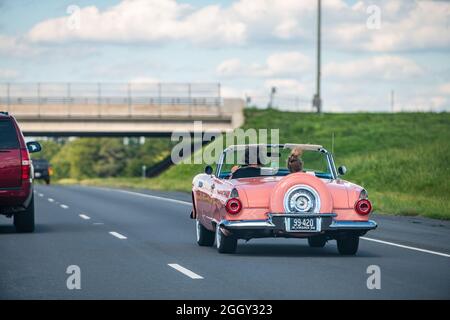 Culpeper, États-Unis - 30 août 2020 : route 29 dans le nord de la Virginie avec fermeture franche de voiture Thunderbird d'époque rose et couple de personnes assises Banque D'Images