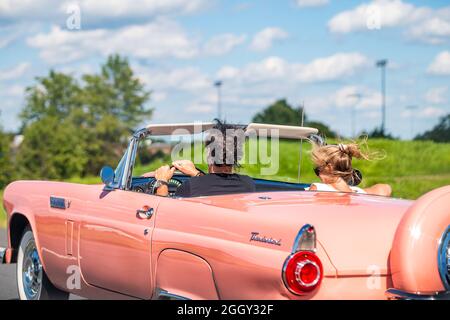 Culpeper, États-Unis - 30 août 2020 : route 29 en Virginie avec fermeture franche de voiture Thunderbird d'époque rose et couple personnes assis à l'intérieur de driv Banque D'Images