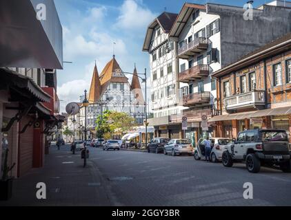 La rue XV de Novembro et l'ancien château de Moelmann, aujourd'hui Havan Store - Blumenau, Santa Catarina, Brésil Banque D'Images