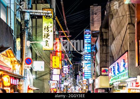 Osaka, Japon - 13 avril 2019 : rue populaire de Minami Namba célèbre avec nuit sombre et panneaux lumineux de bâtiments au néon colorés Banque D'Images