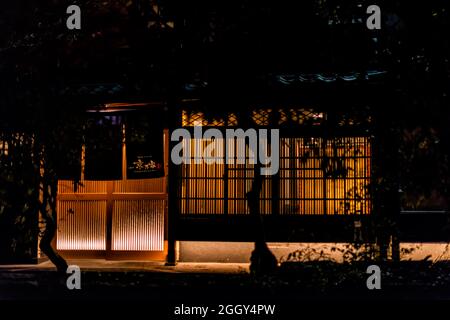 Kyoto, Japon - 16 avril 2019 : nuit noire sombre dans le quartier de Gion avec maison lumineuse et panneau pour Takasegawa Kyonoya sud en anglais Banque D'Images