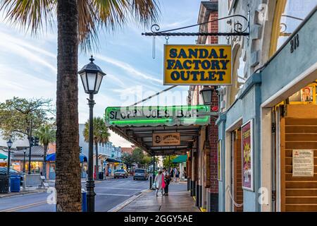 Key West, États-Unis - 24 janvier 2021 : panneaux d'entrée pour Sloppy Joe's bar restaurant et Sandal Factory Outlet magasin boutique sur la rue Duval avec les gens Banque D'Images