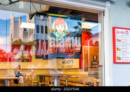 Key West, États-Unis - 24 janvier 2021 : panneau d'entrée pour le restaurant de la chaîne de restauration rapide de Wendy's servant hamburgers, frites et milk-shakes en Floride Banque D'Images