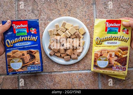 Myrtle Beach, États-Unis - 13 février 2021 : vue rapprochée de la plaque blanche et des gaufrettes au chocolat italien quadratini, dessert sucré FO Banque D'Images