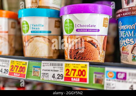 Myrtle Beach, États-Unis - 11 février 2021: Kroger simple vérité glace crème d'amande noix lait usine à base de dessert congelé sur l'étagère de présentation de congélateur avec prix ta Banque D'Images