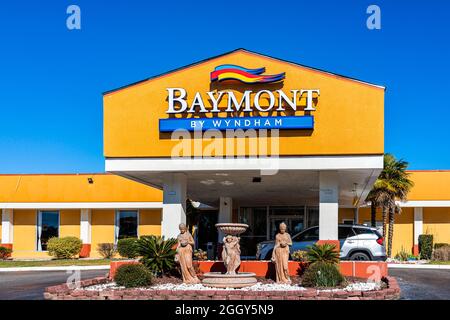 Walterboro, États-Unis - 3 février 2021 : le Baymont Hotel inn and suites signe par l'entrée de façade avec parking dans la ville rurale de Caroline du Sud Banque D'Images