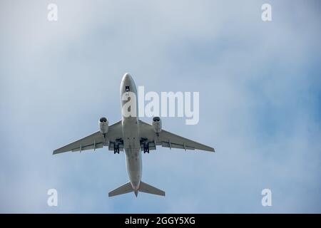 Windsor, Berkshire, Royaume-Uni. 3 septembre 2021. C'était une matinée chargée avec des arrivées d'avions arrivant sur terre à Londres Heathrow en survolant Windsor. Michael O'Leary, directeur général de Ryanair, a demandé l'abandon du système de feux de circulation Covid-19 pour les passagers. Le système gouvernemental a été critiqué car il crée de la confusion quant à la nécessité de s'isoler les passagers. Crédit : Maureen McLean/Alay Banque D'Images