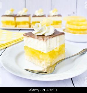 Gâteau Pina Colada maison avec gelée et mousse moelleuse noix de coco-ananas. Banque D'Images