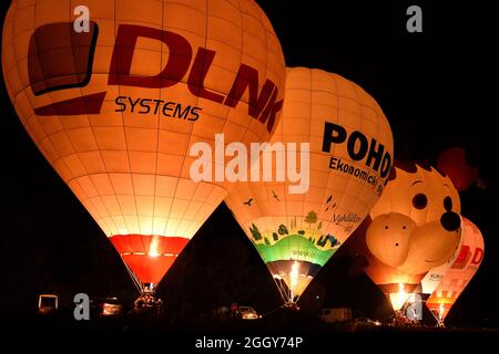 Ceska Skalice, République tchèque. 3 septembre 2021. La célèbre veilleuse est une vue imprenable avec cinq équipes de montgolfières qui illuminent leur montgolfière pendant les chutes de nuit.Une collection de 30 ballons à air chaud participant à Ceska Skalice, près de Nachod (à 150 kilomètres au nord de Prague) en République tchèque. (Credit image: © Slavek Ruta/ZUMA Press Wire) Credit: ZUMA Press, Inc./Alamy Live News Banque D'Images