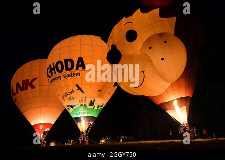 Ceska Skalice, République tchèque. 3 septembre 2021. La célèbre veilleuse est une vue imprenable avec cinq équipes de montgolfières qui illuminent leur montgolfière pendant les chutes de nuit.Une collection de 30 ballons à air chaud participant à Ceska Skalice, près de Nachod (à 150 kilomètres au nord de Prague) en République tchèque. (Credit image: © Slavek Ruta/ZUMA Press Wire) Credit: ZUMA Press, Inc./Alamy Live News Banque D'Images