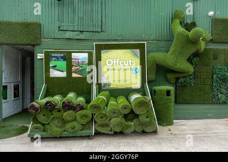 Rouleaux d'herbe artificielle Easigrass (abats d'herbe en plastique) à vendre, Royaume-Uni, avec un personnage Spiderman fait de l'herbe artificielle Banque D'Images