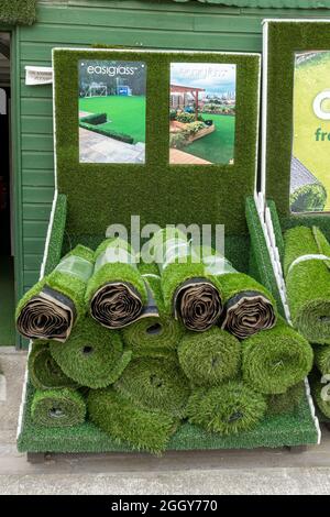 Rouleaux d'herbe artificielle Easigrass (herbe en plastique) à vendre, Royaume-Uni Banque D'Images