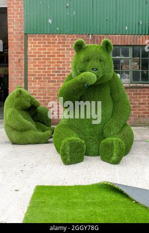 Easigrass animaux à herbe artificielle (EASI-animaux, sculptures animales recouvertes d'herbe plastique), Royaume-Uni Banque D'Images