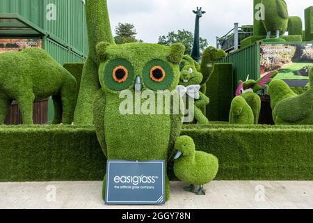 Easigrass, hibou artificiel et autres animaux (EASI-bêtes, sculptures animales recouvertes d'herbe en plastique), Royaume-Uni Banque D'Images