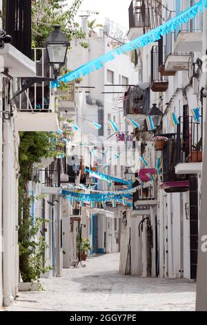 Bâtiments le long des rues pavées traditionnelles et étroites et passages de la vieille ville historique d'Ibiza, Eivissa, Iles Baléares, Espagne Banque D'Images