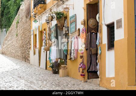 Boutique de vêtements le long des ruelles pavées traditionnelles et étroites et des passages de la vieille ville historique d'Ibiza, Eivissa, Iles Baléares, Espagne Banque D'Images