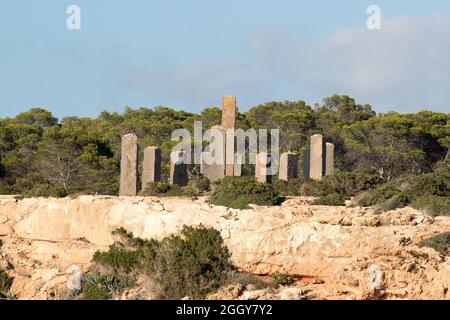 Ibiza Stonehenge sur les falaises de Cala Llena sur l'île des Baléares d'Ibiza vue de la mer. Banque D'Images