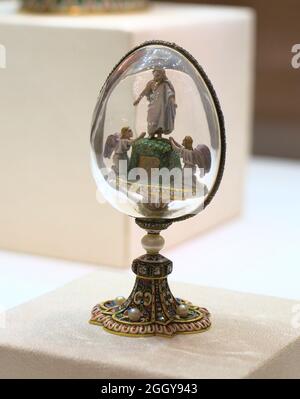 Saint-Pétersbourg, Russie: 20 février 2019: Musée Faberge - rérection oeuf de Pâques - cristal de roche de joaillier, 1886-1898, workmaster Mikhail Perkhin. Banque D'Images