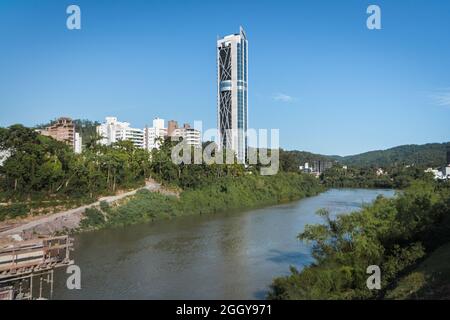 Vue sur Blumenau Skyline et rivière Itajaí-Açu - Blumenau, Santa Catarina, Brésil Banque D'Images