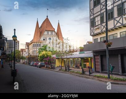 La rue XV de Novembro et l'ancien château de Moelmann (Castelinho Moelmann ou Castelinho da XV Moelmann) au coucher du soleil - Blumenau, Santa Catarina, Brésil Banque D'Images