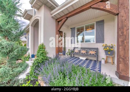 Belle véranda avant d'une maison avec des fleurs ornementales et des plantes Banque D'Images