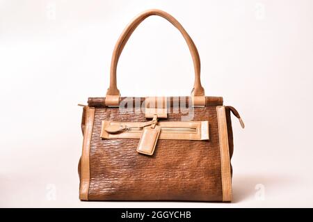 Sac femme en cuir marron élégant et élégant, isolé sur fond blanc Banque D'Images