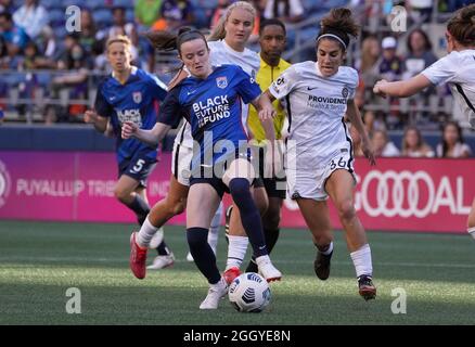 Seattle, WA, États-Unis. 29 août 2021. NWSL Soccer 2021 - Portland Thorns vs OL Reign: Portland Thorns Midfielder du FC Angela Salem (36) défend contre le milieu de fieleur OL Reign Rose Lavelle (16) lors d'un match NWSL entre Portland Thorns et OL Reign le 29 août 2021 à Lumen Field à Seattle, WA. (Image de crédit : © Jeff Halstead/ZUMA Press Wire) Banque D'Images